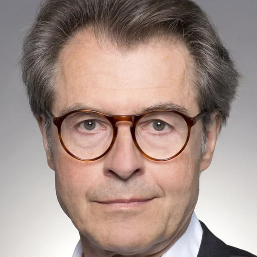 Eine Wissenschaftlerin und ein Wissenschaftler arbeiten hinter einer Glasfassade und mischen Chemikalien mit Großgeräten.