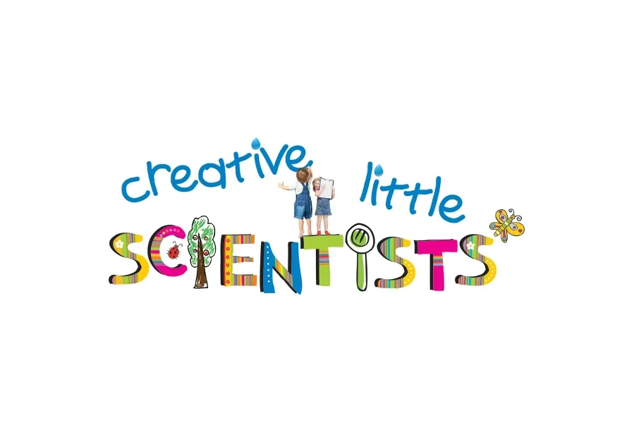 Eine Wissenschaftlerin und ein Wissenschaftler arbeiten hinter einer Glasfassade und mischen Chemikalien mit Großgeräten.